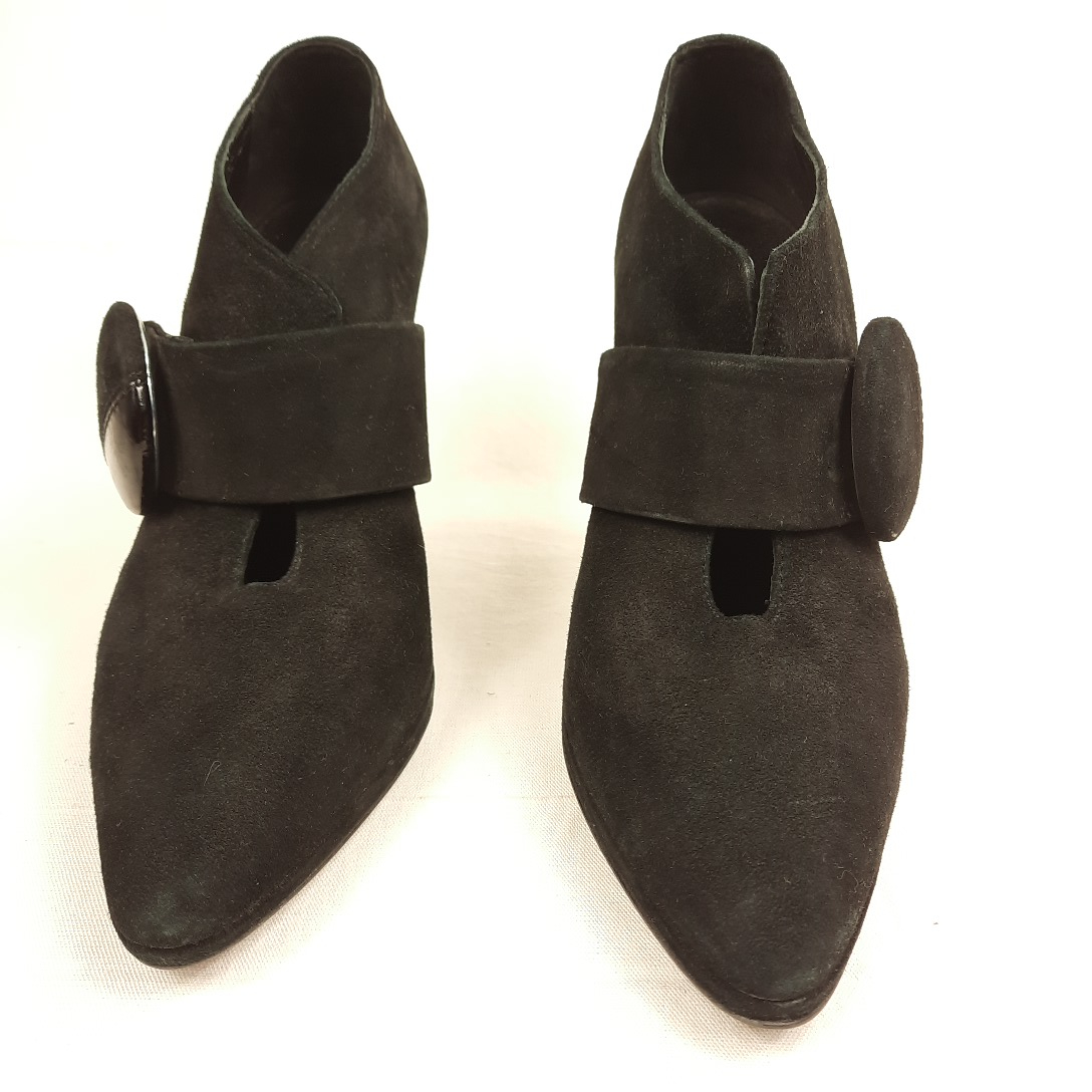 Acheter Escarpins fermés cuir noir à talons aiguille MINELLI P36 Très bon état - 45,00 € Escarpins fermés cuir noir à talons aiguille MINELLI P36 Très bon état - reconditionné disponible sur Label Emmaüs